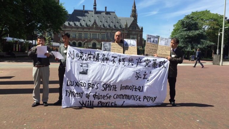 流亡荷兰中国人权观察成员国际法庭前悼念刘晓波