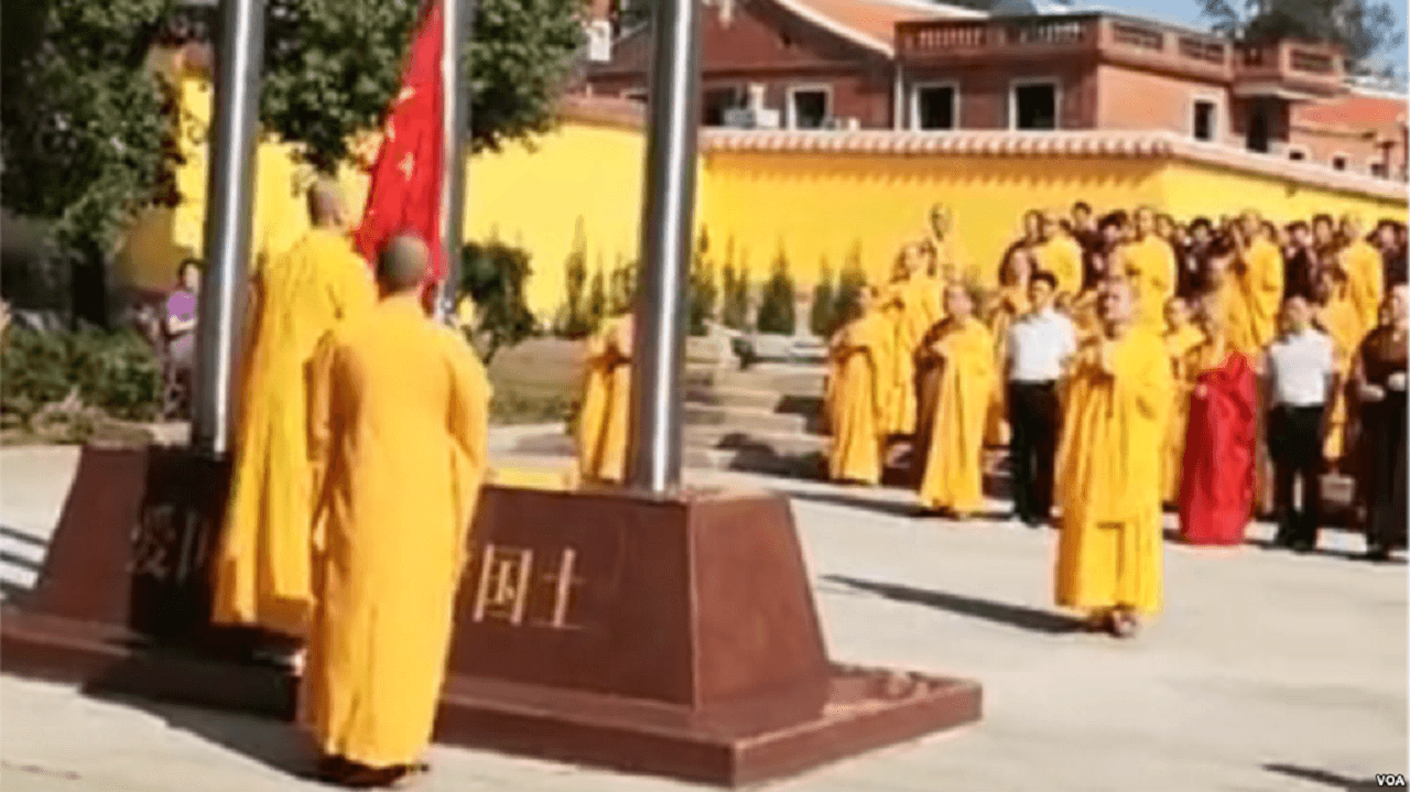 网上新视频：寺庙僧侣升国旗 唱诗班歌颂新主