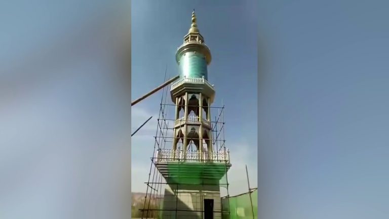 甘肃一清真寺刚建成就遭强拆     穆斯林老人躺地痛哭（视频）