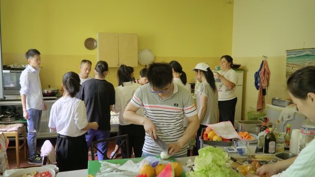 晨星协会基督徒与其他志愿正在制作美食