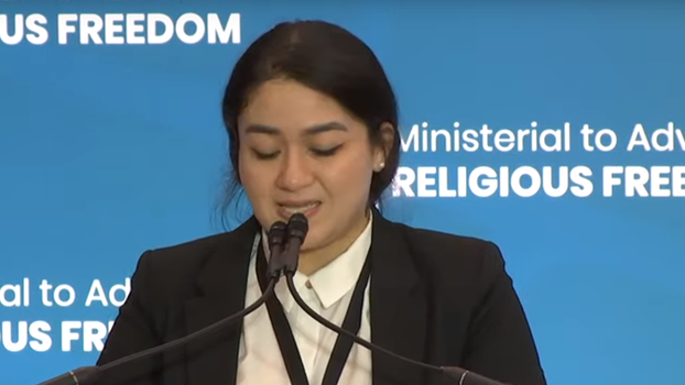 新疆维吾尔族学者伊力哈木·土赫提的女儿菊尔·伊力哈木7月16日在第二届促进宗教自由部长级会议上讲话