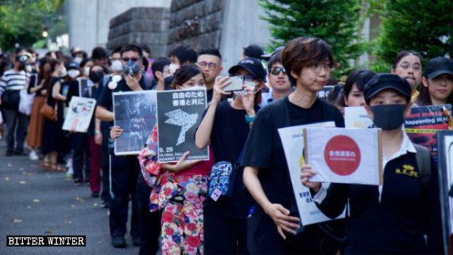 一名女子身穿和服走在反极权游行队伍中