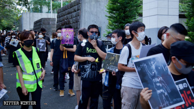 游行者戴防毒罩反对香港警察暴力