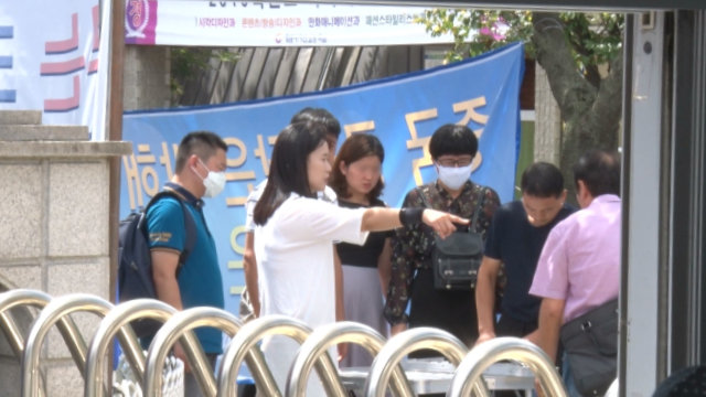 吴明玉在韩国全能神教会外指挥家属示威