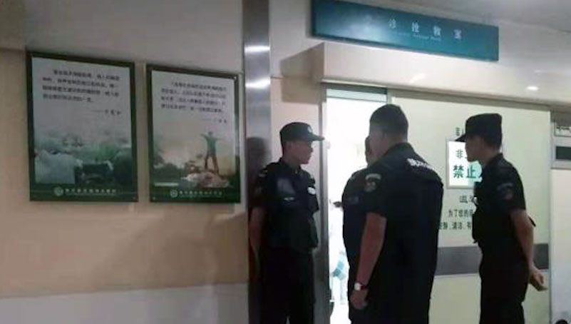 2019年10月26日，民警守住急诊室门口不让家属接触陈春章。