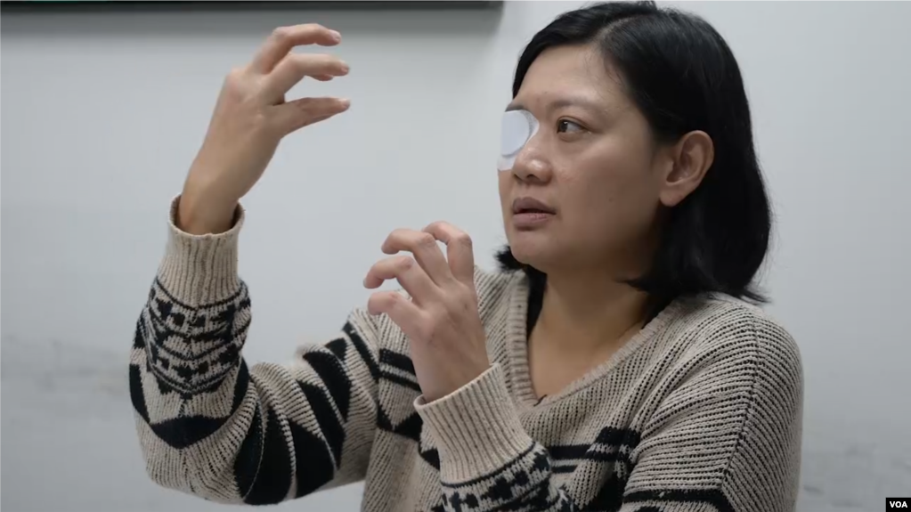 遭遇港警暴力，右眼失明的印尼女记者维比·英达