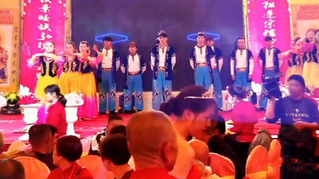 在晋江某村祠堂内表演节目的维吾尔人