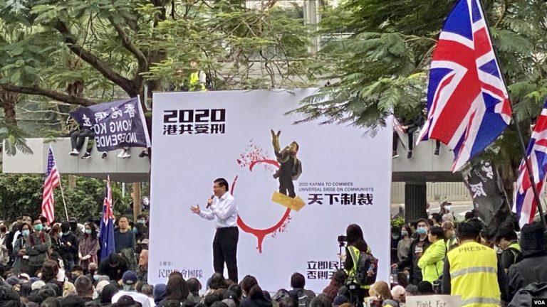 香港民众集会促政改 集会中途被中断 警方释放催泪弹