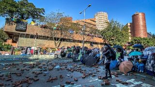 香港太古城市民“和你唱”抗议 防暴警察到场驱散