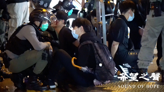 3月31日（星期二）网民发起悼念活动。防暴警察在现场进行大规模搜身并拘捕多人，香港人权组织“民权观察”批评港警滥用“禁聚令”，剥夺市民行使和平集会自由及表达自由的权利。