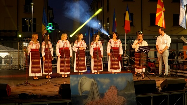 来自摩尔多瓦国家的组合(Gruppo Vertis)，演唱赞美上帝的歌曲。