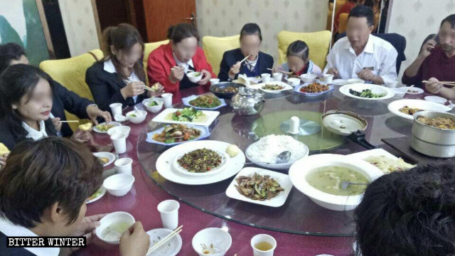 新疆喀什维族教师被迫吃汉餐