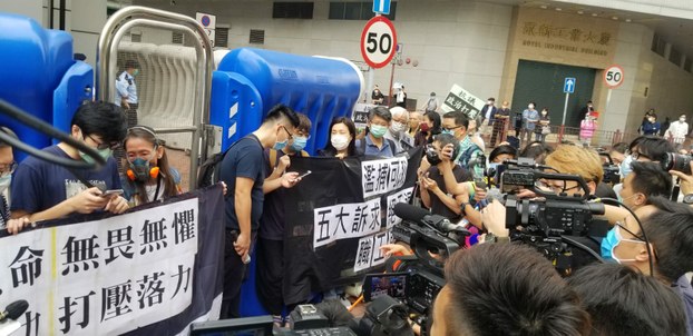 香港市民到长沙环警署外声援补捕民主派人士