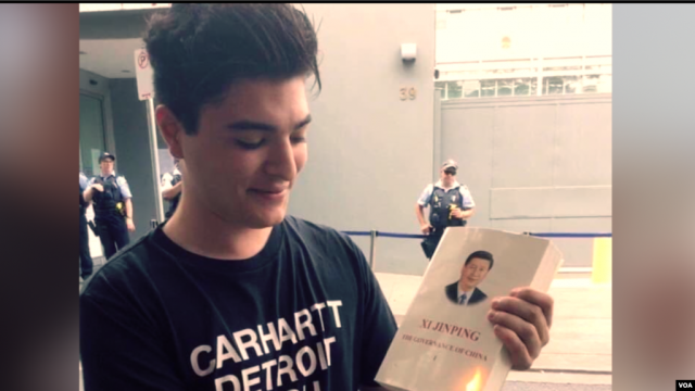 2020年2月，澳大利亚昆士兰大学学生德鲁·帕夫洛在位于悉尼的中国大使馆前点燃了一本《习近平治国理念》。
