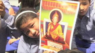 达赖喇嘛认定的班禅喇嘛转世灵童失踪25周年 藏人要求中国公布其下落