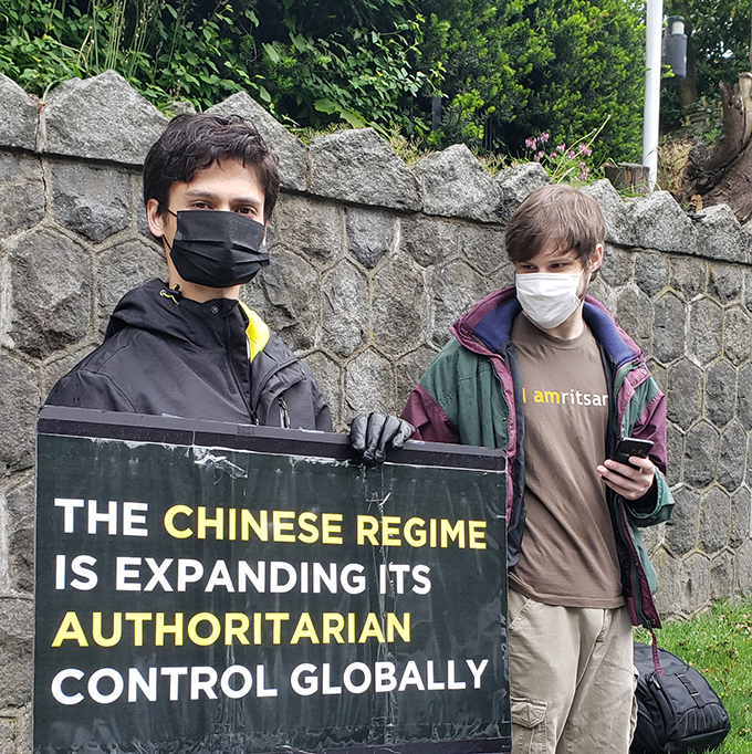 示威发起人李汉柏（左）谴责中国干预影响加拿大事务 