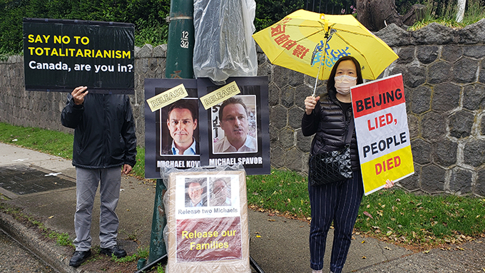 民众在加拿大温哥华中国领事馆门前集会示威