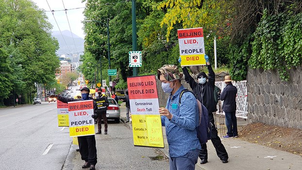 民众在加拿大温哥华中国领事馆门前集会示威 