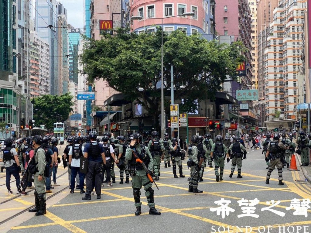 警方出动大批防暴警驱赶抗议民众。