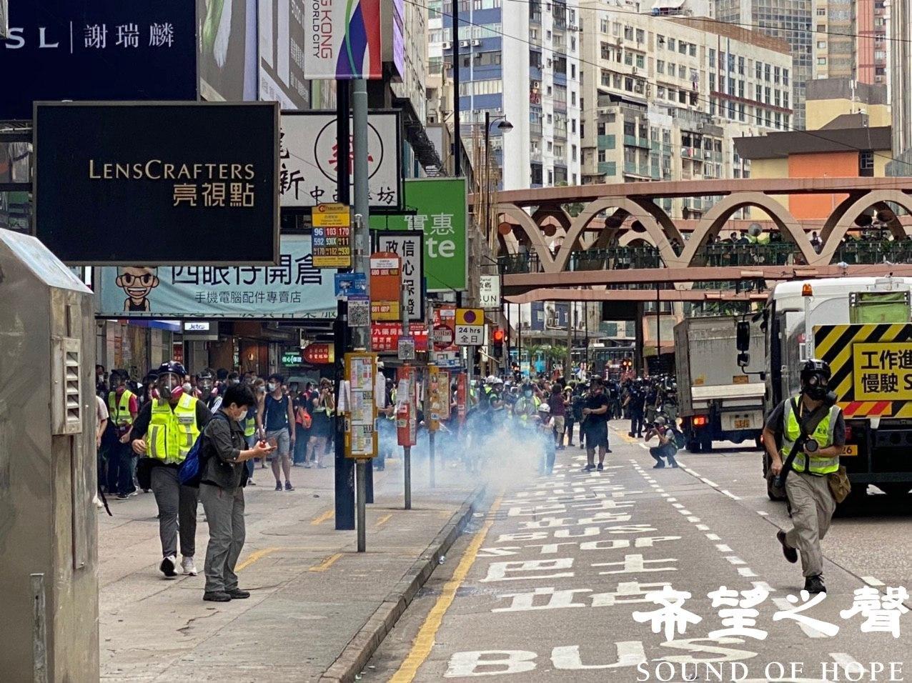 大批香港市民无惧打压，游行抗议国安恶法。警方在铜锣湾释放催泪弹。