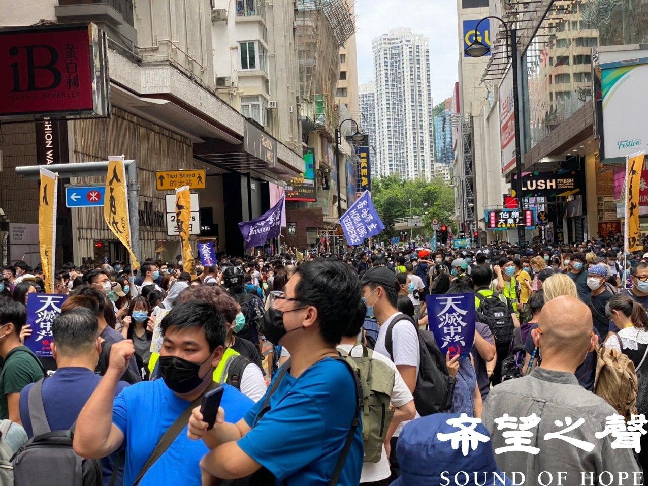 网民发起反恶法大游行，大批香港市民响应。