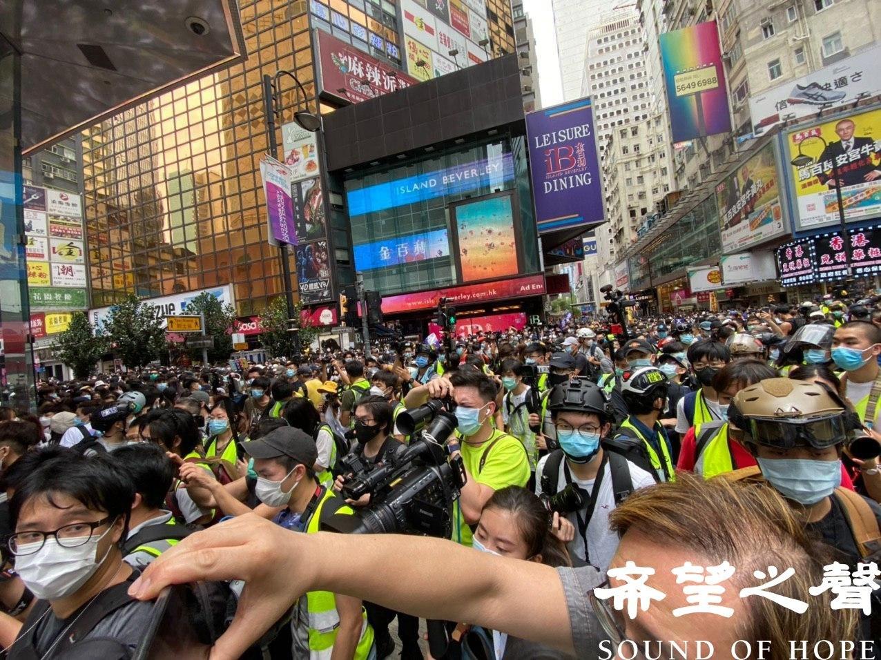 网民发起反恶法大游行，大批香港市民响应。