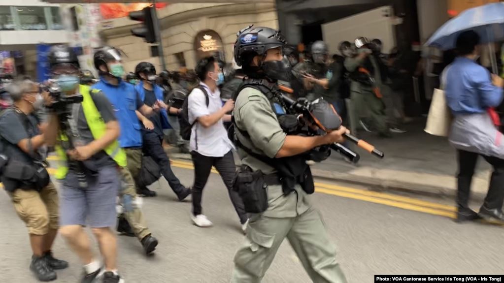 大批香港防暴警察2020年5月27日中午在中环毕打街一带多次施放胡椒球弹，驱散反对中国国歌法立法的示威群众。