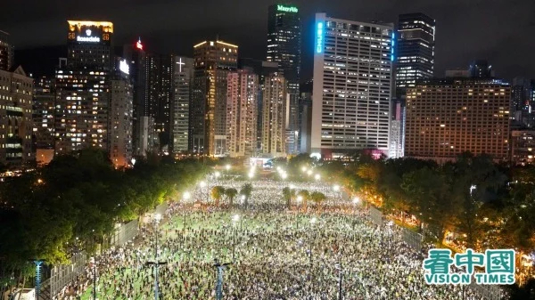今天是六四31周年，香港市民无惧禁令，坚持到维园烛光悼念六四。