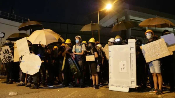 社工刘家栋因在去年7月27日的元朗示威中，与警方协商放慢推进速度，让示威人群散去，被逮捕并判刑。图为当日的示威抗争。