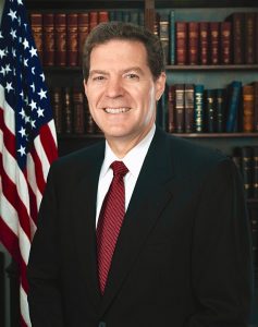 美国国际宗教自由无任所大使布朗贝克（Sam Brownback）