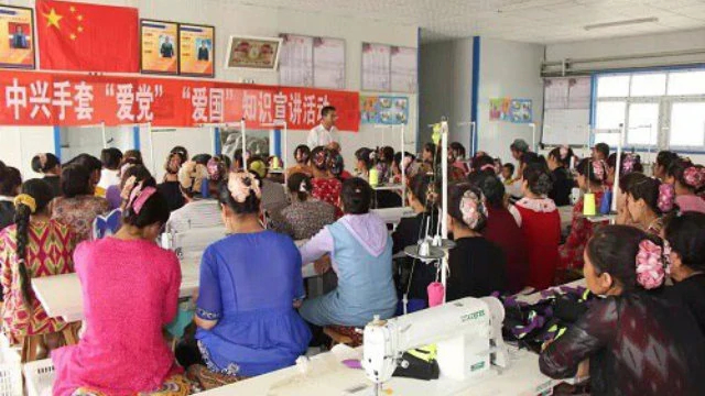 维吾尔妇女劳动之余还被强制参加爱国爱党学习