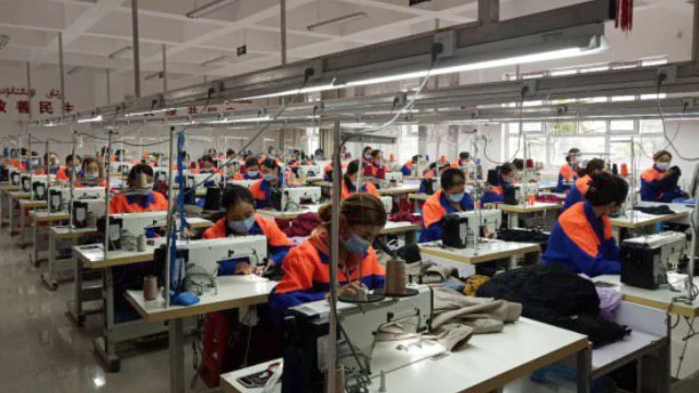 新疆新源县维吾尔妇女正在工厂里工作
