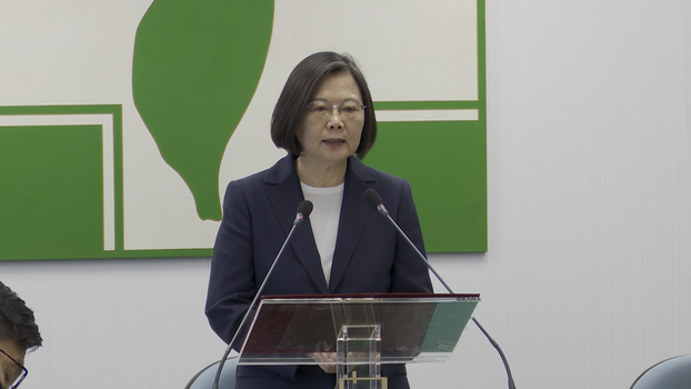 民进党主席蔡英文12日在民进党中常会前,发表谈话谴责港府逮捕黎智英等人士是以“港区国安法”侵害香港自由人权。