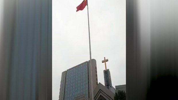 浙江一个教堂前竖起国旗